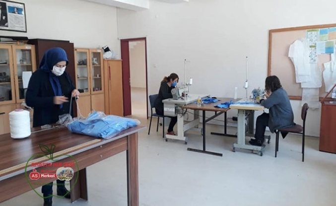 Gümüşhacıköy Halk Eğitim Merkezinde Öğrenciler Maske Üretiyor